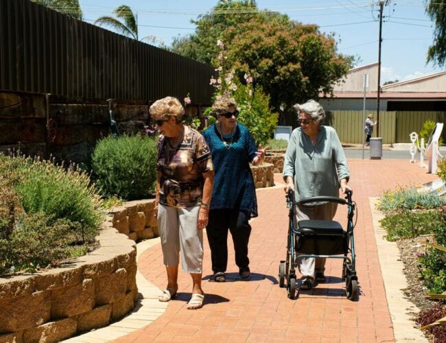 La mejor opción para adultos mayores de  Panamá: ¿asilo o comunidad residencial en Ecuador?